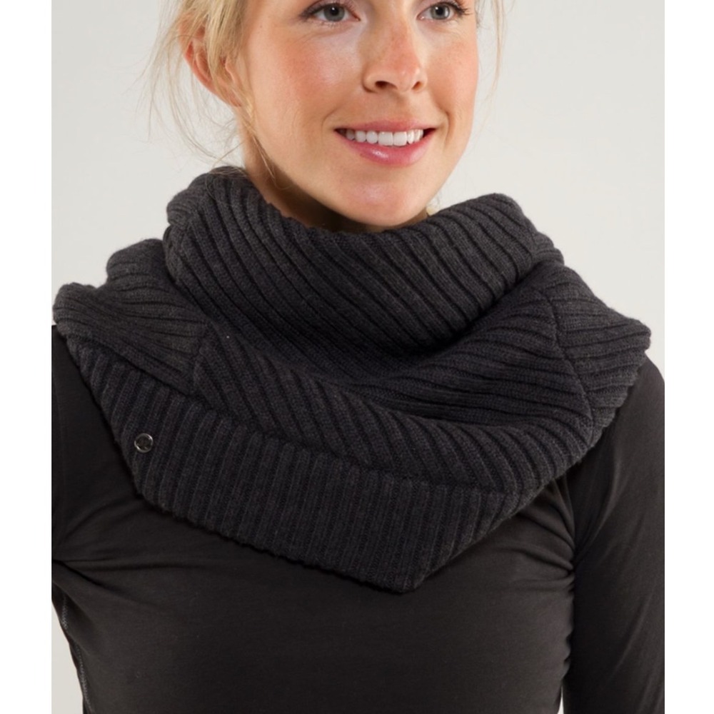 Lululemon Movement Neckwarmer Heathered Black 100% Merino Wool Circle Scarf Knit